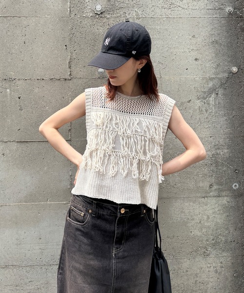 ISOOK(アイスー)の「【ISOOK / アイスー】ループフリンジニットベスト / サマーニット ビスチェ ニットタンク 綿タッチ クルーネック ノースリーブ タンクトップ クロップド丈 ショート丈 短丈 レイヤード 夏 アイボリー ホワイト ブラウン ブラック 白 茶 黒 ZOZOTOWN限定(タンクトップ・レディース・ブラック/ブラウン/アイボリー・FREE)」の20枚目の写真