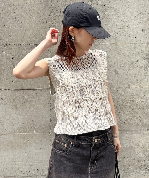 ISOOK(アイスー)の「【ISOOK / アイスー】ループフリンジニットベスト / サマーニット ビスチェ ニットタンク 綿タッチ クルーネック ノースリーブ タンクトップ クロップド丈 ショート丈 短丈 レイヤード 夏 アイボリー ホワイト ブラウン ブラック 白 茶 黒 ZOZOTOWN限定(タンクトップ・レディース・ブラック/ブラウン/アイボリー・FREE)」の19枚目の写真