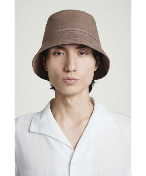COS(コス)の「リネンバケットハット(ハット・メンズ・ネイビー/ダークベージュ/ブラウン・L/XL/S/M)」の2枚目の写真