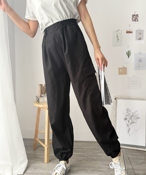Dewlily(デューリリー)の「ゆるっと履けてラフなのに抜け感もある! カーゴ風ジョガーパンツ(その他パンツ・レディース・ブラック/カーキ・XL/M/S/L)」の1枚目の写真
