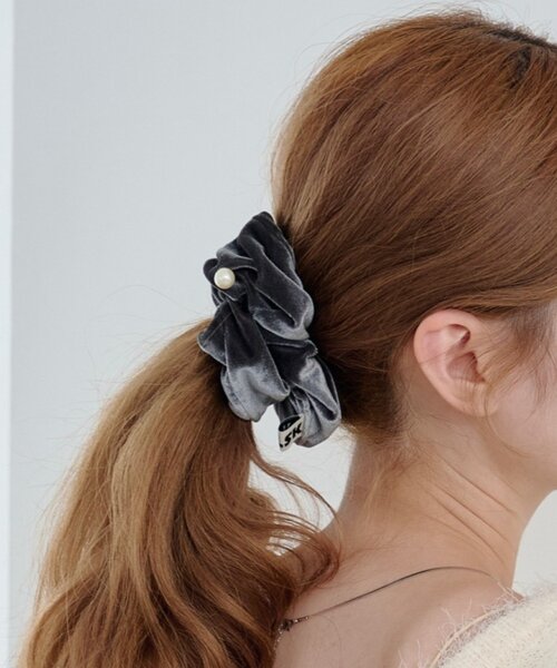 Kastane（カスタネ）の「【fiw.】パールベロアシュシュ（シュシュ・レディース・ブラウン/グレー/ブラック・FREE）」の3枚目の写真