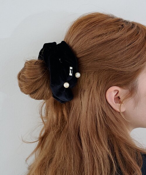 Kastane（カスタネ）の「【fiw.】パールベロアシュシュ（シュシュ・レディース・ブラウン/グレー/ブラック・FREE）」の2枚目の写真