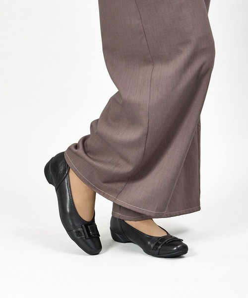 Atelier(アトリエ)の「【3E】バックルモチーフパンプス(パンプス・レディース・ブラック/グレー・24.5cm/24cm/23cm/22.5cm/22cm/23.5cm)」の2枚目の写真