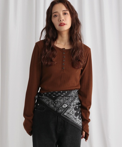 mysty woman(ミスティウーマン)の「2WAYテレコカットソー 577088(Tシャツ/カットソー・レディース・オフホワイト/ブラウン/ブラック・FREE)」の1枚目の写真