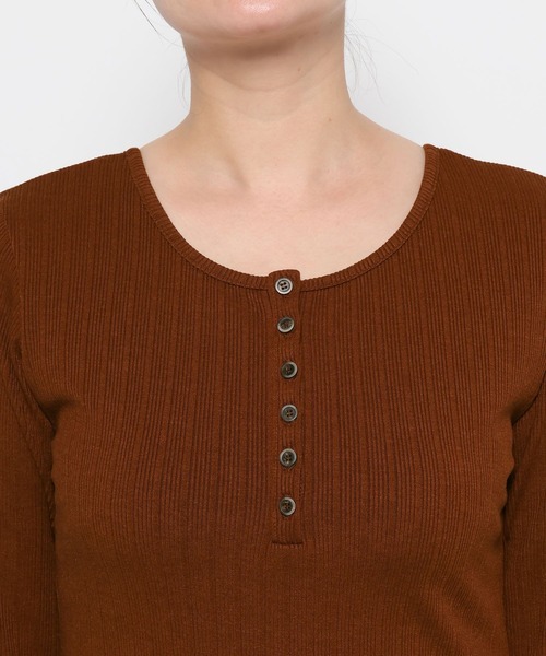 mysty woman(ミスティウーマン)の「2WAYテレコカットソー 577088(Tシャツ/カットソー・レディース・オフホワイト/ブラウン/ブラック・FREE)」の12枚目の写真