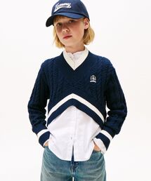 TOMMY HILFIGER（トミーヒルフィガー）の「GIRLSクレストケーブルクロップドセーター（ニット/セーター・キッズ）」
