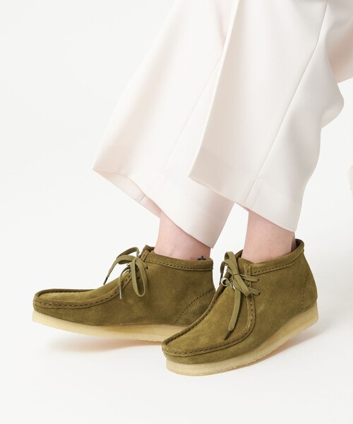 Clarks Originals（クラークスオリジナルズ）の「＜Clarks Originals＞スエード ワラビー ブーツ（ブーツ・レディース・オリーブ・5/4/6）」の2枚目の写真