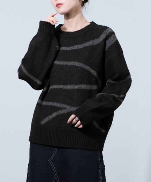 NAVY(ネイビー)の「nAvy ニュアンスライン柄 もちりクルーネックニット(ニット/セーター・レディース・ブラック/グレー・M/L)」の1枚目の写真