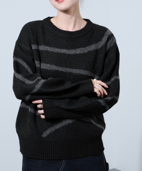 NAVY(ネイビー)の「nAvy ニュアンスライン柄 もちりクルーネックニット(ニット/セーター・レディース・ブラック/グレー・M/L)」の4枚目の写真