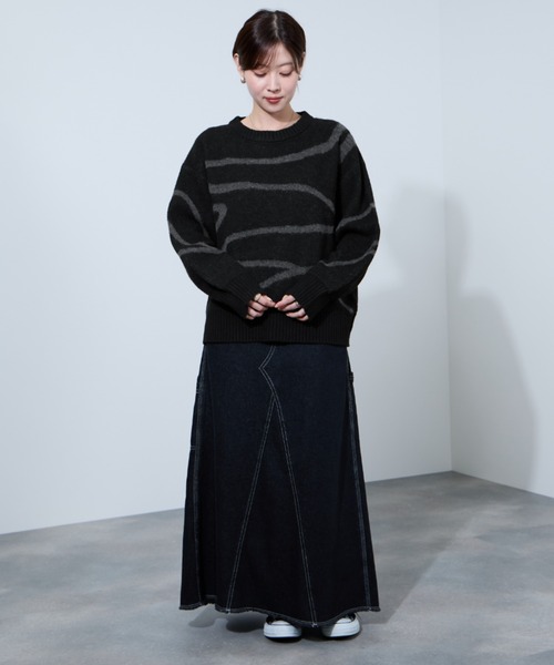 NAVY(ネイビー)の「nAvy ニュアンスライン柄 もちりクルーネックニット(ニット/セーター・レディース・ブラック/グレー・M/L)」の9枚目の写真