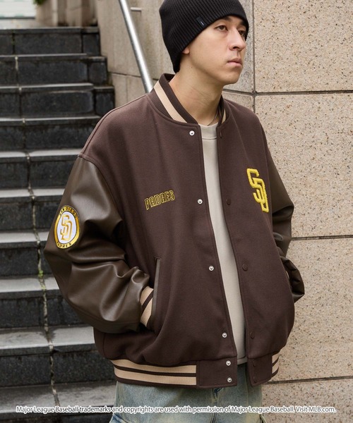 MLB（メジャーリーグベースボール）の「MLB/メジャーリーグベースボール 別注 ワッペン刺繍 配色ライン メルトンスタジャン（スタジャン・メンズ・ネイビー/ブラック/ダークブラウン・L/M）」の4枚目の写真