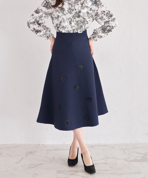 tocco closet(トッコ クローゼット)の「【ZOZO限定】立体フラワー装飾ニットフレアスカート(スカート・レディース・ネイビー/ブラック・M)」の2枚目の写真