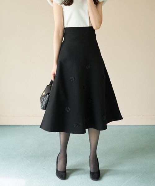 tocco closet(トッコ クローゼット)の「【ZOZO限定】立体フラワー装飾ニットフレアスカート(スカート・レディース・ネイビー/ブラック・M)」の1枚目の写真
