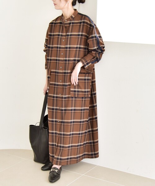 美品✨MHL コットン バンドカラー シャツワンピース ブラウン Ⅰ セール】quaranciel: バンドカラー ライン チェック ポケット シャツ