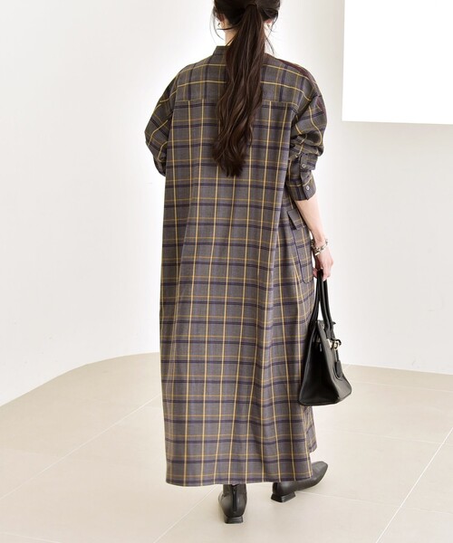 quaranciel(カランシエル)の「quaranciel: バンドカラー ライン チェック ポケット シャツ ワンピース(シャツワンピース・レディース・チャコールグレー/ブラウン・ONE SIZE)」の5枚目の写真