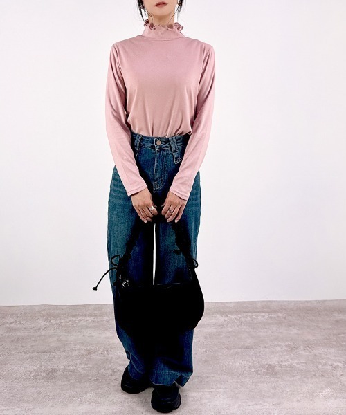 CLOTHY(クロシィ)の「【大人の可愛げをプラスする、起毛メロウトップス。】やみつきタッチ極暖起毛ハイネックインナー(Tシャツ/カットソー・レディース・ピンク/ダークグレー/モカ/ブラック系/ブルー系/チャコールグレー/オフホワイト/グレー系/ホワイト系/ブラウン系/サックスブルー/ブラック・MEDIUM/LARGE/X-LARGE)」の18枚目の写真