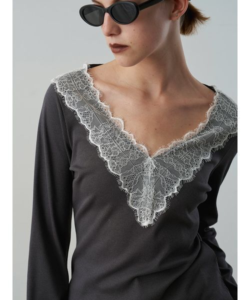 Henon.(ヘノン)の「レースVネックカットトップス(Tシャツ/カットソー・レディース・チャコールグレー/ブラック/オフホワイト/ブラウン/マルチ・F)」の17枚目の写真