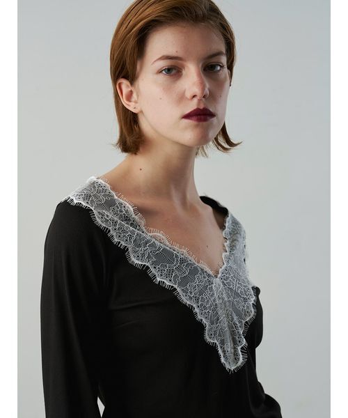 Henon.(ヘノン)の「レースVネックカットトップス(Tシャツ/カットソー・レディース・チャコールグレー/ブラック/オフホワイト/ブラウン/マルチ・F)」の18枚目の写真