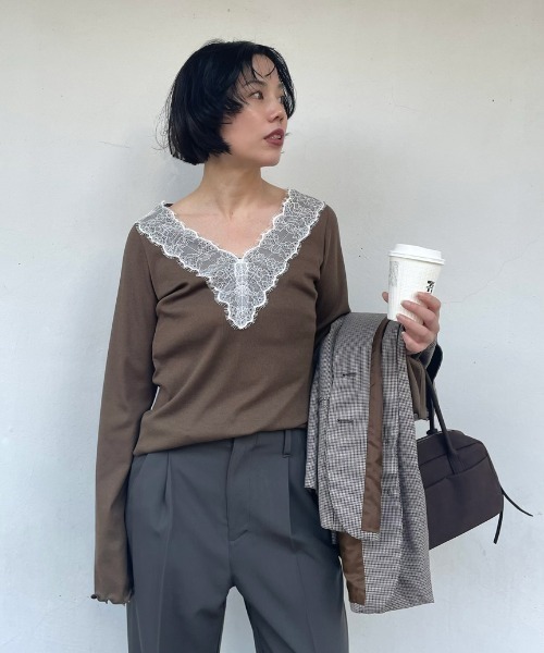 Henon.(ヘノン)の「レースVネックカットトップス(Tシャツ/カットソー・レディース・チャコールグレー/ブラック/オフホワイト/ブラウン/マルチ・F)」の1枚目の写真