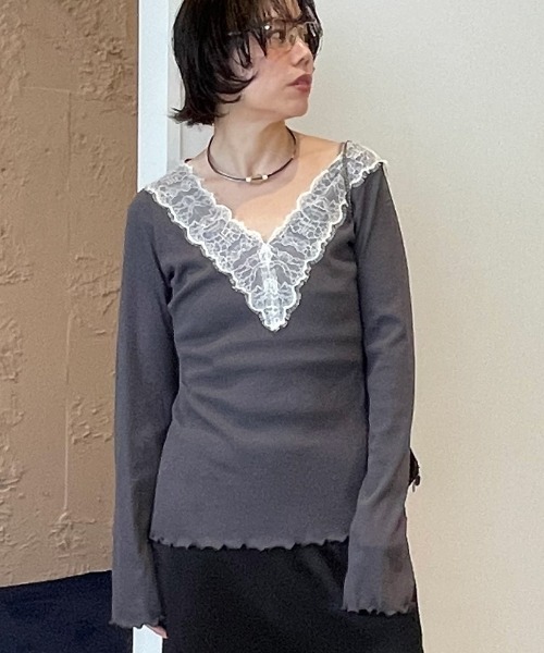 Henon.(ヘノン)の「レースVネックカットトップス(Tシャツ/カットソー・レディース・チャコールグレー/ブラック/オフホワイト/ブラウン/マルチ・F)」の4枚目の写真