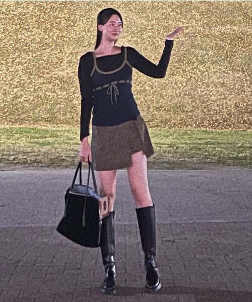 AVANDRESS(アバンドレス )の「Suede Chic Slit Mini Skirt KHAKI(スカート・レディース・カーキ・SMALL/MEDIUM)」の2枚目の写真