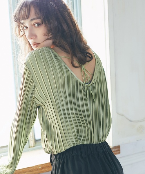 ARVELLIA(アルベリア)の「TEXURED SATIN TOP(Tシャツ/カットソー・レディース・グリーン/ブラック・M)」の2枚目の写真