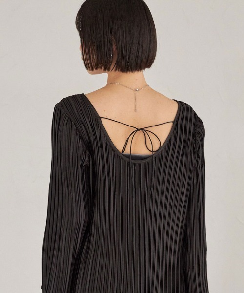 ARVELLIA(アルベリア)の「TEXURED SATIN TOP(Tシャツ/カットソー・レディース・グリーン/ブラック・M)」の15枚目の写真
