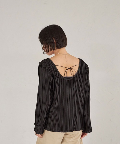 ARVELLIA(アルベリア)の「TEXURED SATIN TOP(Tシャツ/カットソー・レディース・グリーン/ブラック・M)」の16枚目の写真