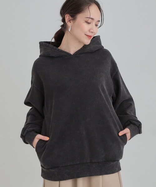 Cutie Blonde(キューティーブロンド)の「【洗濯機可】ポケット付きが嬉しい ケミカル加工フーディ―(パーカー・レディース・ダークグレー/ピンク・00)」の1枚目の写真