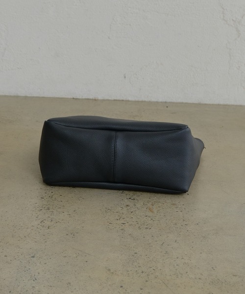 PUAL CE CIN（ピュアルセシン）の「【本革】レザートートバッグ（トートバッグ・レディース・ブラック/グレイッシュベージュ・FREE）」の5枚目の写真