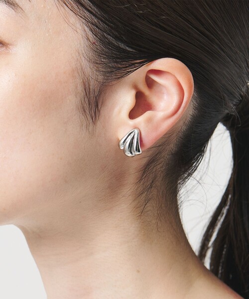 UNITED ARROWS（ユナイテッドアローズ）の「ペタル イヤリング（イヤリング・レディース・シルバー/ゴールド・FREE）」の2枚目の写真