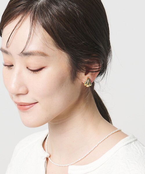 UNITED ARROWS（ユナイテッドアローズ）の「ペタル イヤリング（イヤリング・レディース・シルバー/ゴールド・FREE）」の3枚目の写真