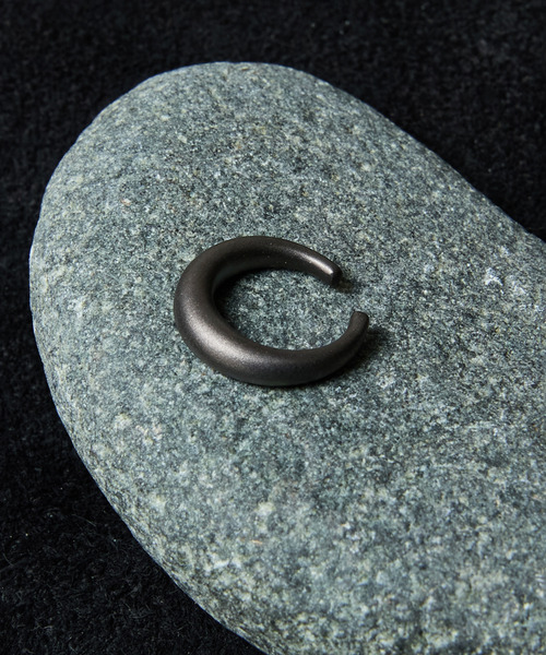 IVXLCDM(アイヴィーエックスエルシーディエム)の「IVXLCDM アイブイエックスエルシーディーエム / FLOAT EAR CUFF シルバー925フロートイヤーカフ / IVX-A510-BK(イヤーカフ・メンズ・ブラック・FREE)」の1枚目の写真