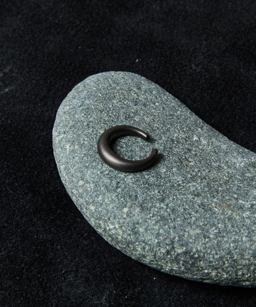 IVXLCDM(アイヴィーエックスエルシーディエム)の「IVXLCDM アイブイエックスエルシーディーエム / FLOAT EAR CUFF シルバー925フロートイヤーカフ / IVX-A510-BK(イヤーカフ・メンズ・ブラック・FREE)」の3枚目の写真