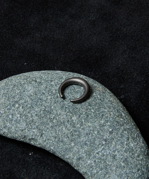 IVXLCDM(アイヴィーエックスエルシーディエム)の「IVXLCDM アイブイエックスエルシーディーエム / FLOAT EAR CUFF シルバー925フロートイヤーカフ / IVX-A510-BK(イヤーカフ・メンズ・ブラック・FREE)」の4枚目の写真