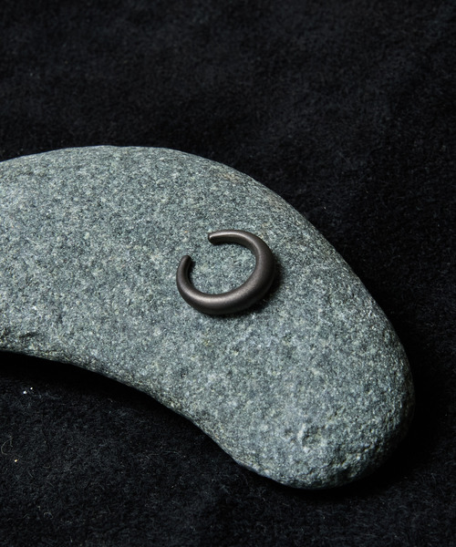 IVXLCDM(アイヴィーエックスエルシーディエム)の「IVXLCDM アイブイエックスエルシーディーエム / FLOAT EAR CUFF シルバー925フロートイヤーカフ / IVX-A510-BK(イヤーカフ・メンズ・ブラック・FREE)」の6枚目の写真