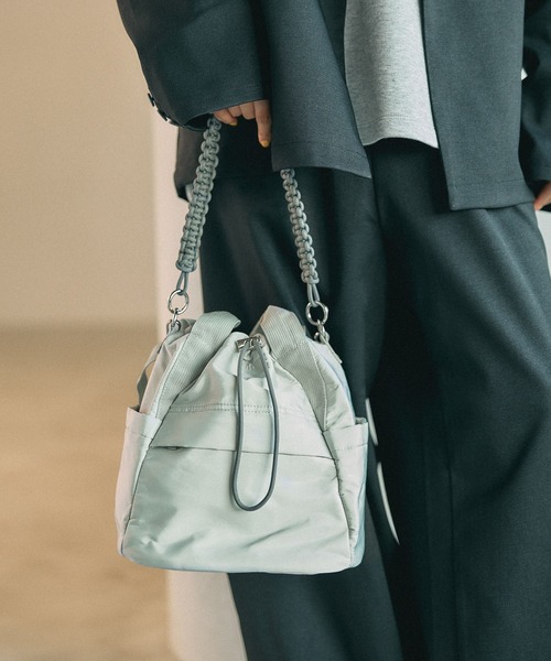 LEPSIM（レプシィム）の「【500mlペットボトルも入る】ユーティリティ巾着バッグ　633023（ショルダーバッグ・レディース・ブラック/カーキ/ライトグレー・ONE SIZE）」の2枚目の写真