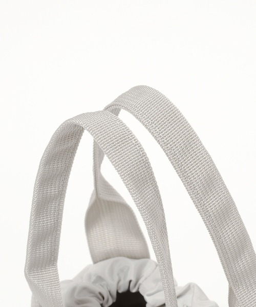 LEPSIM（レプシィム）の「【500mlペットボトルも入る】ユーティリティ巾着バッグ　633023（ショルダーバッグ・レディース・ブラック/カーキ/ライトグレー・ONE SIZE）」の9枚目の写真