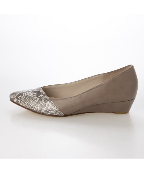 Mode et Jacomo（モードエジャコモ）の「【レイン対応】ポインテッドウェッジソールパンプス（パンプス・レディース・ブラック/グレー系カモフラージュ/ブルー系その他/ベージュ系その他・22.5cm/23cm/23.5cm/24cm/24.5cm）」の16枚目の写真