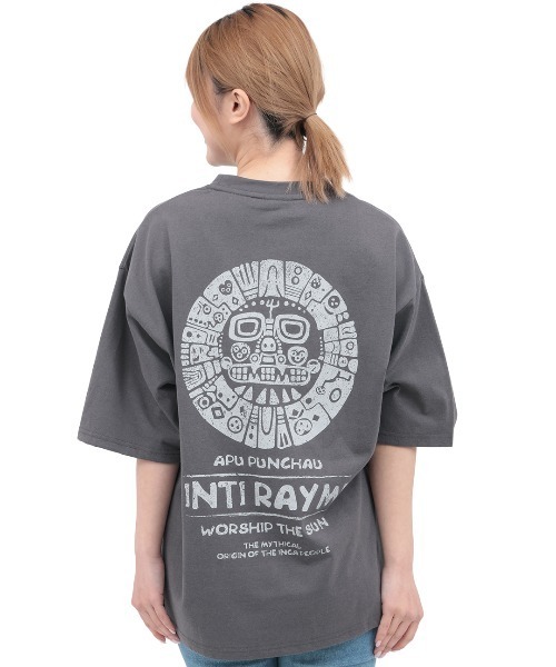 チチカカ(チチカカ)の「インティライミプリントTシャツ【ユニセックス】(Tシャツ/カットソー・メンズ・ホワイト/チャコールグレー・LARGE/MEDIUM)」の11枚目の写真