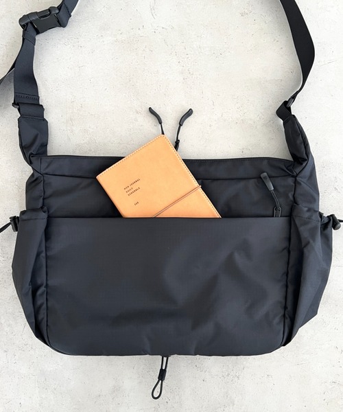 THE NORTH FACE（ザノースフェイス）の「THE NORTH FACE(ザ・ノースフェイス)/軽量 A4収納可 大容量 メッセンジャーバッグ ショルダーバッグ/BOREALIS SOFT MESSENGER（ショルダーバッグ・レディース・ブラック/ベージュ/カーキ・FREE）」の14枚目の写真