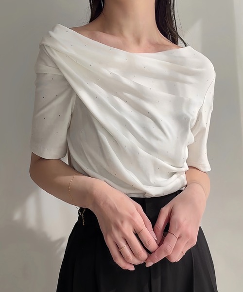 junoah(ジュノア)の「ラインストーン半袖ドレープトップス(Tシャツ/カットソー・レディース・ホワイト/ブラック/クリーム・LARGE/MEDIUM/SMALL)」の1枚目の写真