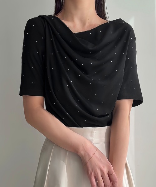 junoah(ジュノア)の「ラインストーン半袖ドレープトップス(Tシャツ/カットソー・レディース・ホワイト/ブラック/クリーム・LARGE/MEDIUM/SMALL)」の2枚目の写真