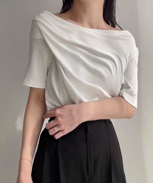 junoah(ジュノア)の「ラインストーン半袖ドレープトップス(Tシャツ/カットソー・レディース・ホワイト/ブラック/クリーム・LARGE/MEDIUM/SMALL)」の6枚目の写真