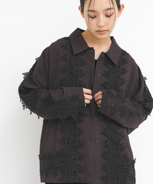 KBF（ケイビーエフ）の「ヴィンテージライクレースシャツ（シャツ/ブラウス・レディース・ダークブラウン/オフホワイト/ブラック・ONE）」の19枚目の写真
