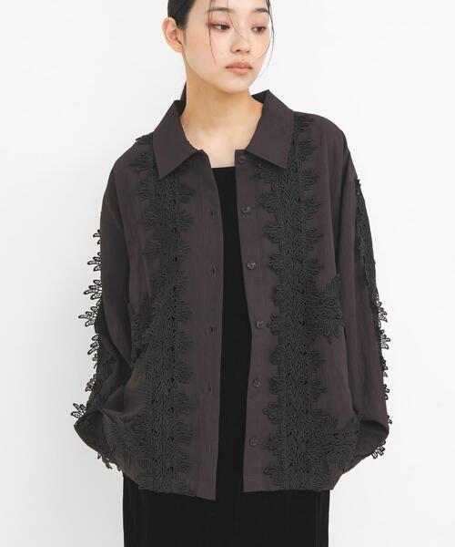 KBF（ケイビーエフ）の「ヴィンテージライクレースシャツ（シャツ/ブラウス・レディース・ダークブラウン/オフホワイト/ブラック・ONE）」の20枚目の写真