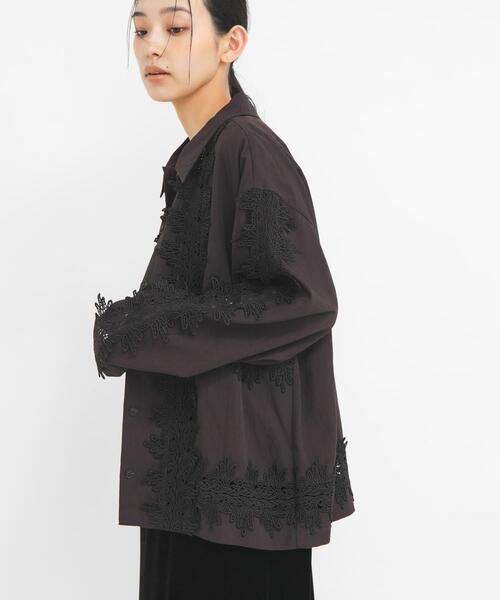 KBF（ケイビーエフ）の「ヴィンテージライクレースシャツ（シャツ/ブラウス・レディース・ダークブラウン/オフホワイト/ブラック・ONE）」の21枚目の写真
