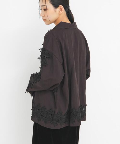 KBF（ケイビーエフ）の「ヴィンテージライクレースシャツ（シャツ/ブラウス・レディース・ダークブラウン/オフホワイト/ブラック・ONE）」の22枚目の写真