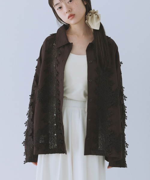 KBF(ケイビーエフ)の「ヴィンテージライクレースシャツ(シャツ/ブラウス・レディース・ダークブラウン/オフホワイト/ブラック・ONE)」の3枚目の写真