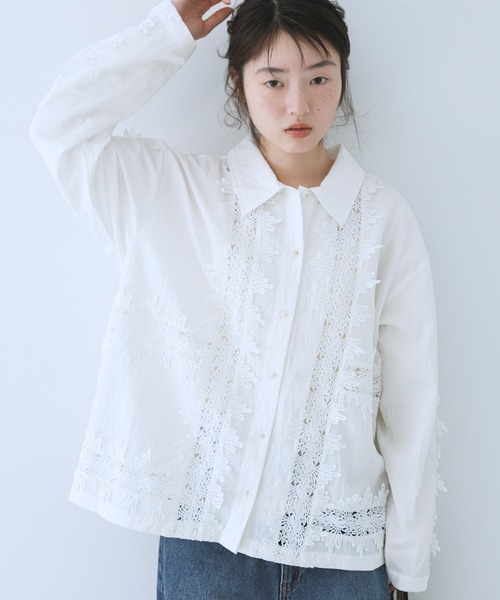 KBF(ケイビーエフ)の「ヴィンテージライクレースシャツ(シャツ/ブラウス・レディース・ダークブラウン/オフホワイト/ブラック・ONE)」の2枚目の写真